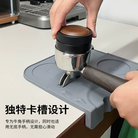 咖啡吧台杯垫防滑垫硅胶咖啡压粉垫桌面保护转角厚款填压粉工具 压粉垫 ｜ 咖啡馆 ¥ 7 新人价 已售70+件 退货包运费 先采后付 7天无理由 东莞市大千造物科技有限公司 运费: 获取 下单价: 获取 起订量: 获取 发货时间: 获取 年销量: 70件 年销售额: ¥490.00 上架时间: 2026-05-23 (24天) 开店日期: - 综合服
