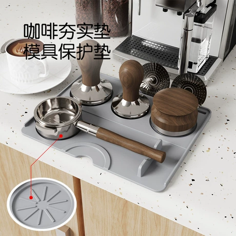 新款硅胶咖啡压粉垫 防滑填压转角边角座垫咖啡夯工具垫压粉锤垫 中性 ｜ 咖啡馆 ¥ 5 .2 新人价 2.0万+件 退货包运费 先采后付 7天无理由 回头率62% 东莞市婷峰硅胶有限公司 运费: 获取 下单价: 获取 起订量: 获取 发货时间: 获取 年销量: 1238 年销售额: ¥10151.60 上架时间: 2024-08-07 (678天)