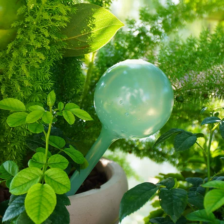 工厂直供塑料自动浇花球懒人出差盆栽自动渗水器家用园艺浇水神器 ¥ 2 .8 新人价 退货包运费 先采后付 定制 回头率48% 海宁华锦塑业有限公司 运费: 获取