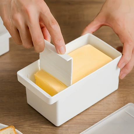 黄油切割储存盒收纳盒子保鲜盒食品级冰箱塑料盒带盖奶酪芝士收纳 商机组货：收纳盒带盖 ¥ 1 .69 700+件 退货包运费 3天达 先采后付 回头率46% 义乌市集辉日用百货有限公司 运费: 获取 下单价: 获取 起订量: 获取 发货时间: 获取 年销量: 27 年销售额: ¥45.63 上架时间: 2025-09-28 (237天) 开店日期: